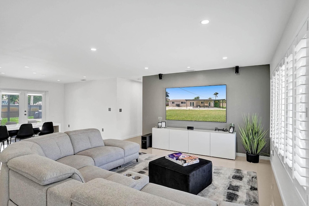 3 minute walk to Hard Rock Stadium! 4/2 Upgraded Home