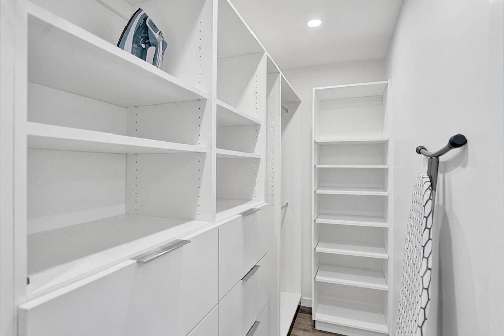 3 minute walk to Hard Rock Stadium! 4/2 Upgraded Home