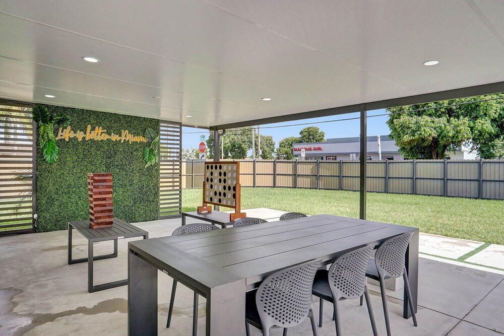 3 minute walk to Hard Rock Stadium! 4/2 Upgraded Home