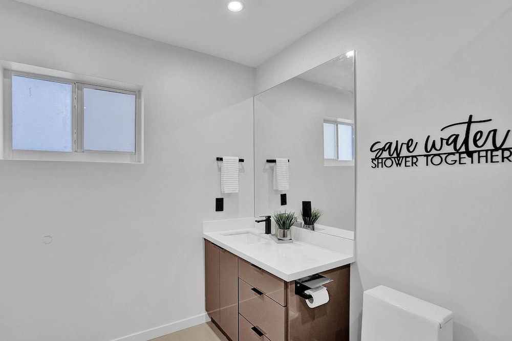 3 minute walk to Hard Rock Stadium! 4/2 Upgraded Home