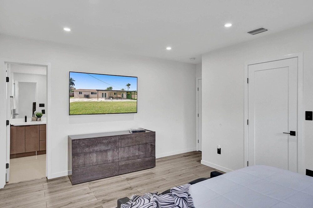 3 minute walk to Hard Rock Stadium! 4/2 Upgraded Home