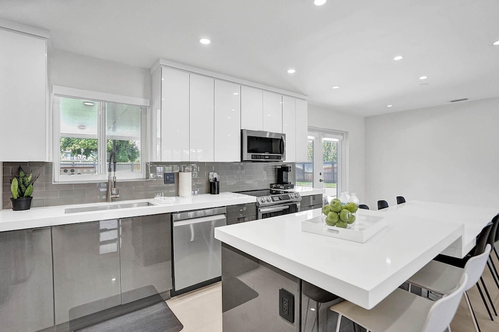 3 minute walk to Hard Rock Stadium! 4/2 Upgraded Home