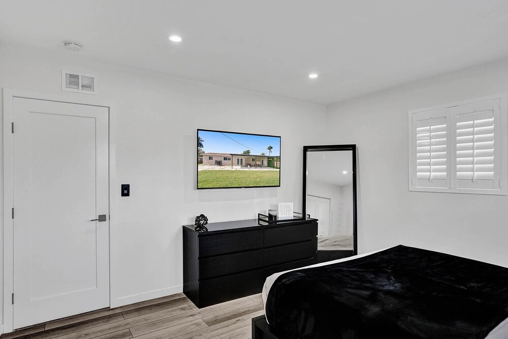 3 minute walk to Hard Rock Stadium! 4/2 Upgraded Home