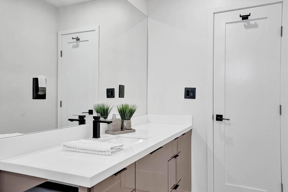 3 minute walk to Hard Rock Stadium! 4/2 Upgraded Home