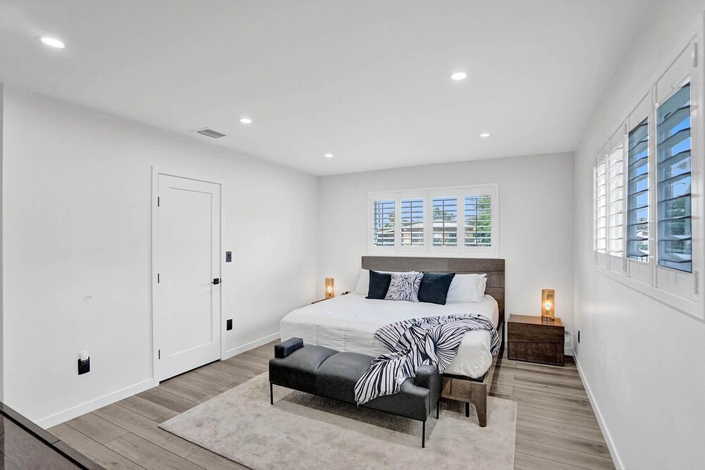 3 minute walk to Hard Rock Stadium! 4/2 Upgraded Home