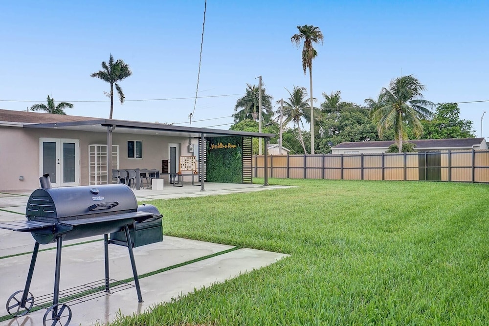 3 minute walk to Hard Rock Stadium! 4/2 Upgraded Home