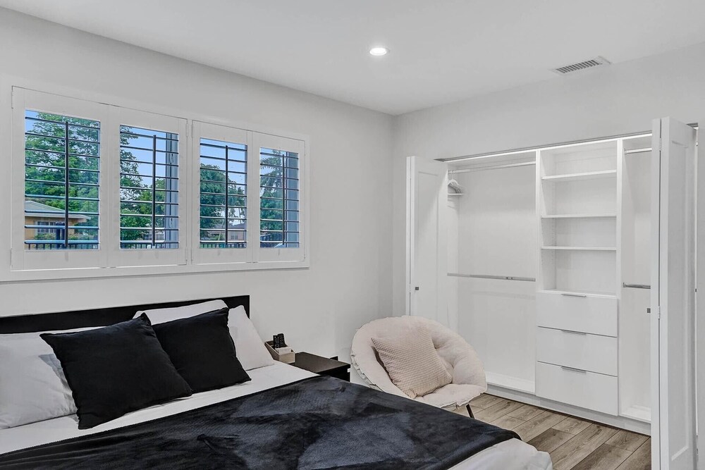 3 minute walk to Hard Rock Stadium! 4/2 Upgraded Home