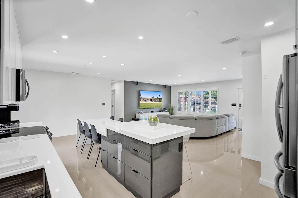 3 minute walk to Hard Rock Stadium! 4/2 Upgraded Home