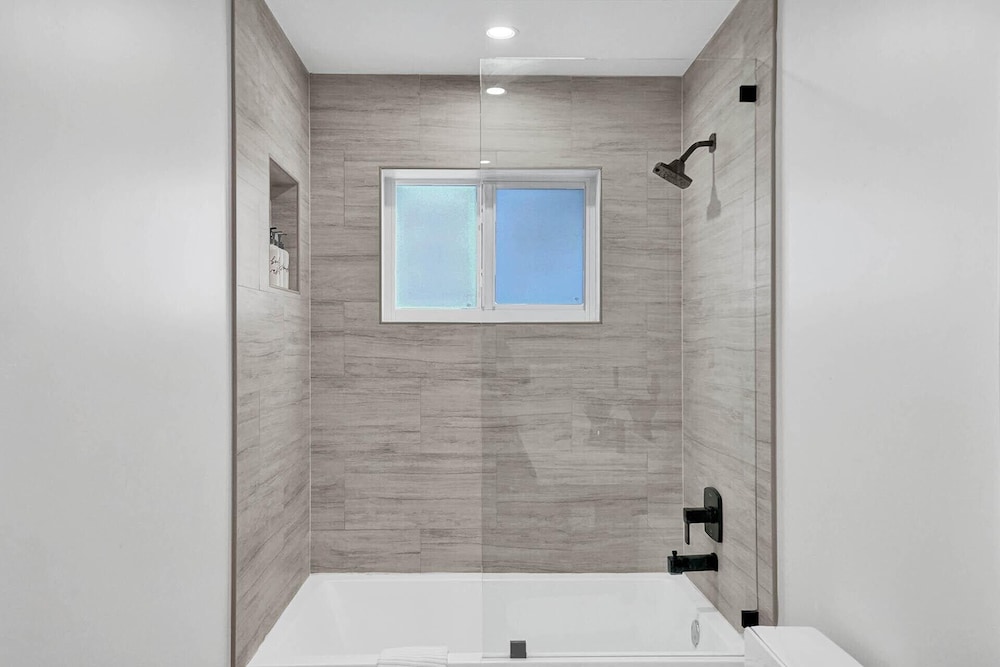 3 minute walk to Hard Rock Stadium! 4/2 Upgraded Home