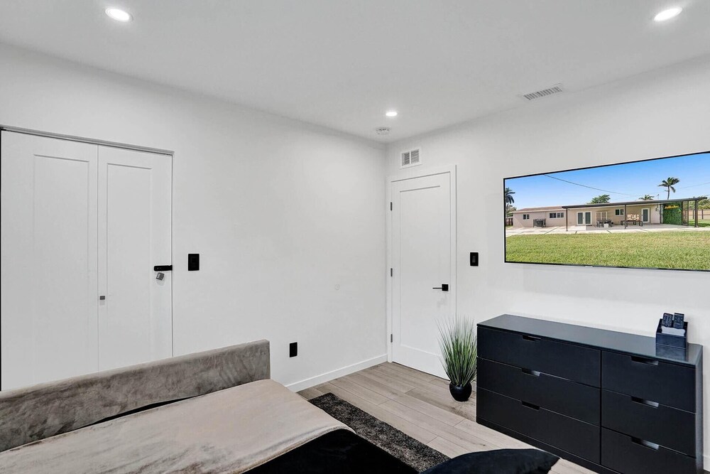 3 minute walk to Hard Rock Stadium! 4/2 Upgraded Home