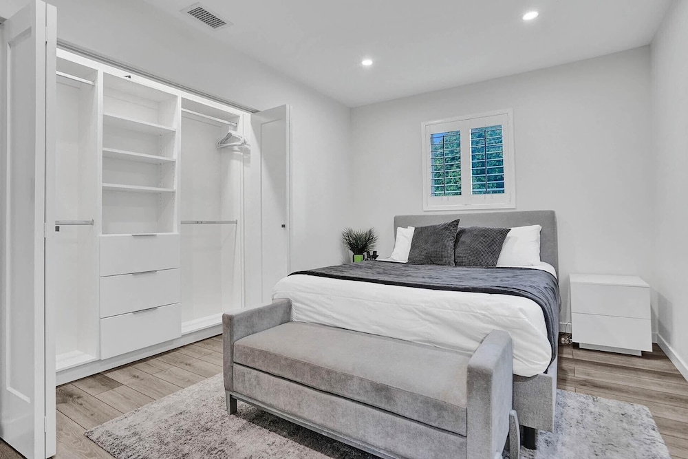 3 minute walk to Hard Rock Stadium! 4/2 Upgraded Home