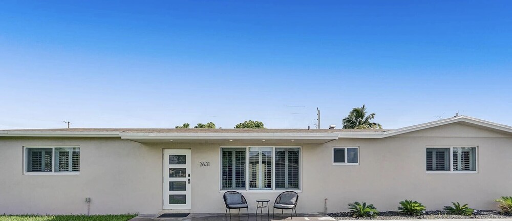 3 minute walk to Hard Rock Stadium! 4/2 Upgraded Home