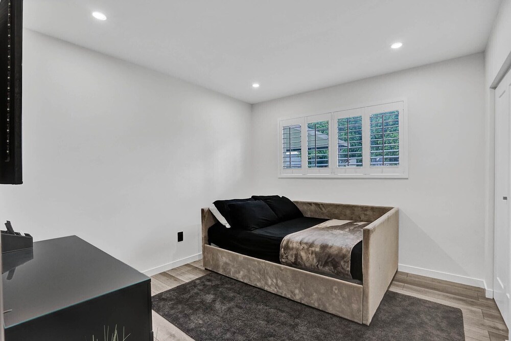 3 minute walk to Hard Rock Stadium! 4/2 Upgraded Home