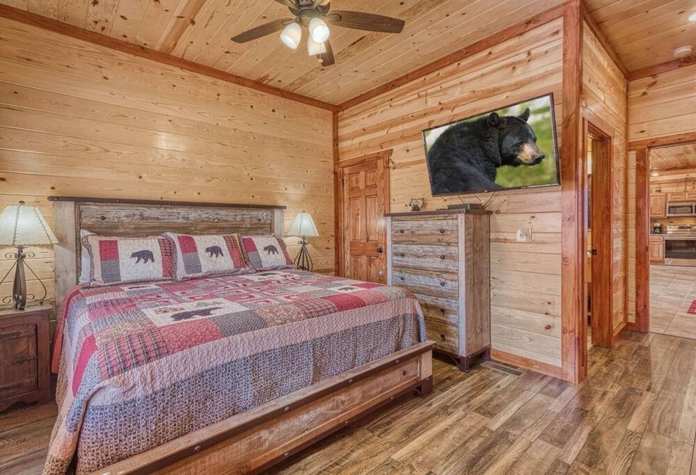 *Soaring Eagle* Views! , Indoor Heated POOL, Theater, Game Room, Family