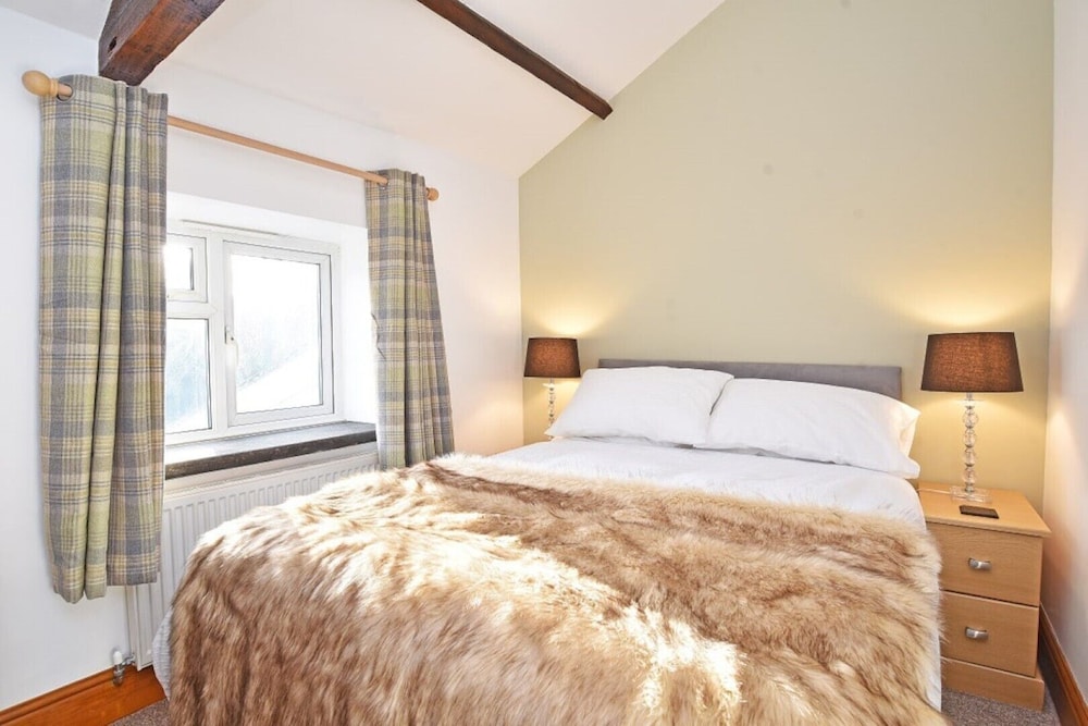 Refurbished 3 bed cottage with log burner sleeps 5. Pet friendly