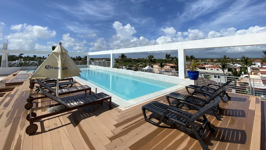 Deluxe Suites Rooftop Pool