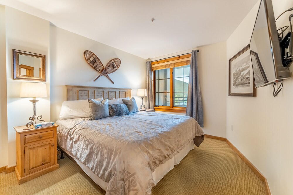 Updated Condo, Overlooks River Run Village, King Bed in Master, Walk to