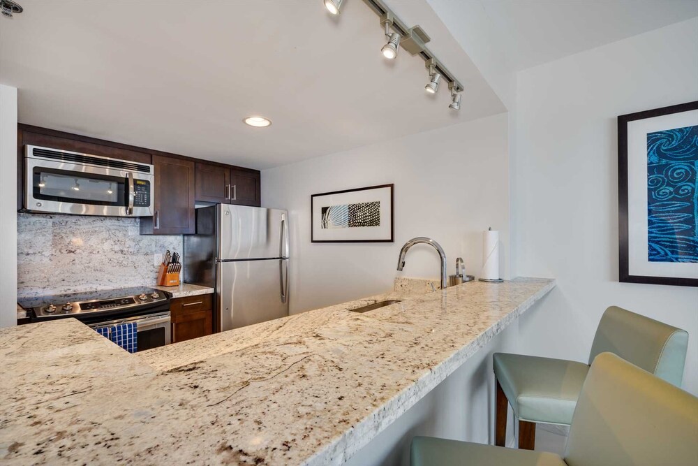 Ilikai 2422 Deluxe Ocean/Lagoon View Condo, New Remodel High Floor Kg Bed, Sofa Bed Deals