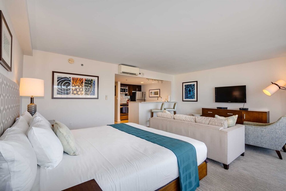 Ilikai 2422 Deluxe Ocean/Lagoon View Condo, New Remodel High Floor Kg Bed, Sofa Bed Deals