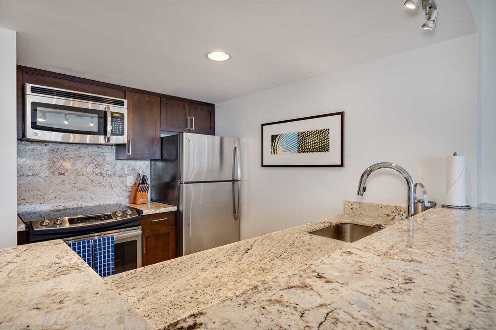 Ilikai 2422 Deluxe Ocean/Lagoon View Condo, New Remodel High Floor Kg Bed, Sofa Bed Deals