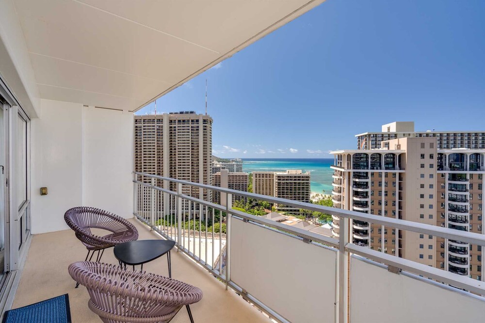 Ilikai 2422 Deluxe Ocean/Lagoon View Condo, New Remodel High Floor Kg Bed, Sofa Bed Deals