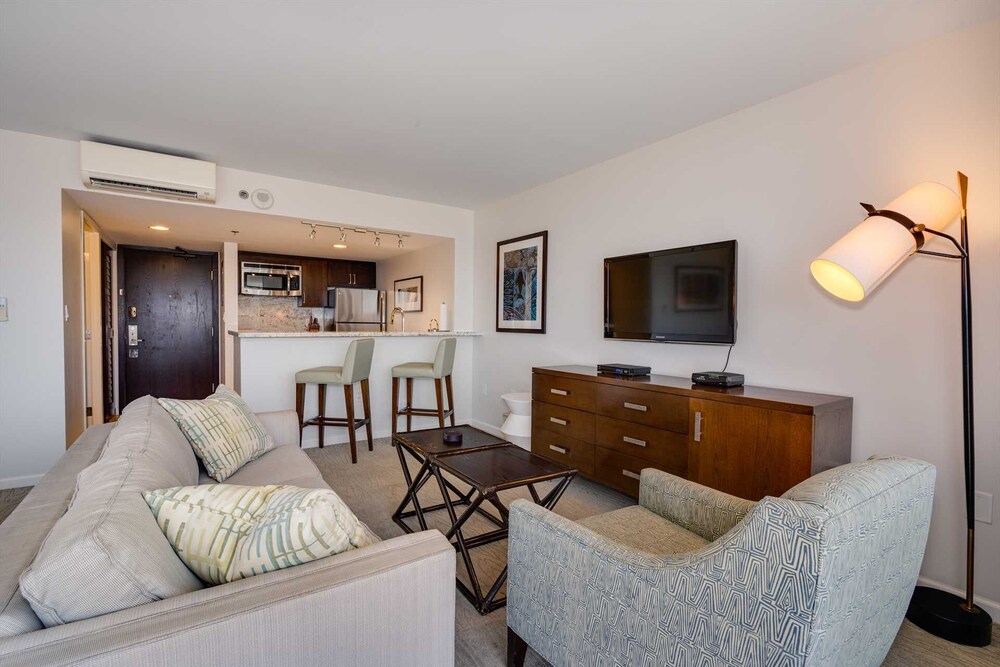 Ilikai 2422 Deluxe Ocean/Lagoon View Condo, New Remodel High Floor Kg Bed, Sofa Bed Deals