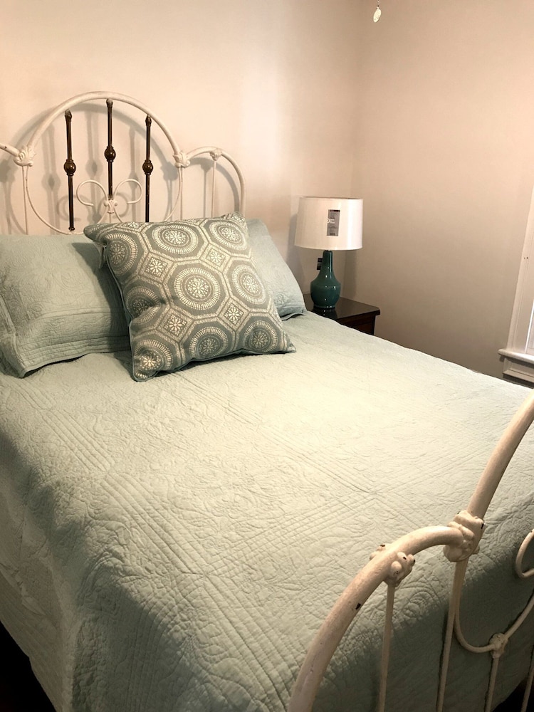 The center Chautauqua Institution steps from the Amphitheater and Bestor Plaza! Chautauqua Vrbo