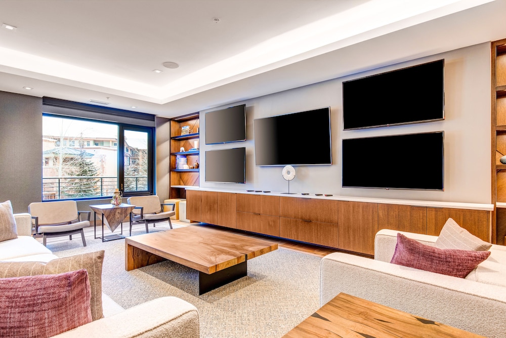 Ski-In/Ski-Out Studio w/ Fast WiFi, Shared Pool, Hot Tub, Steam Room, & Views