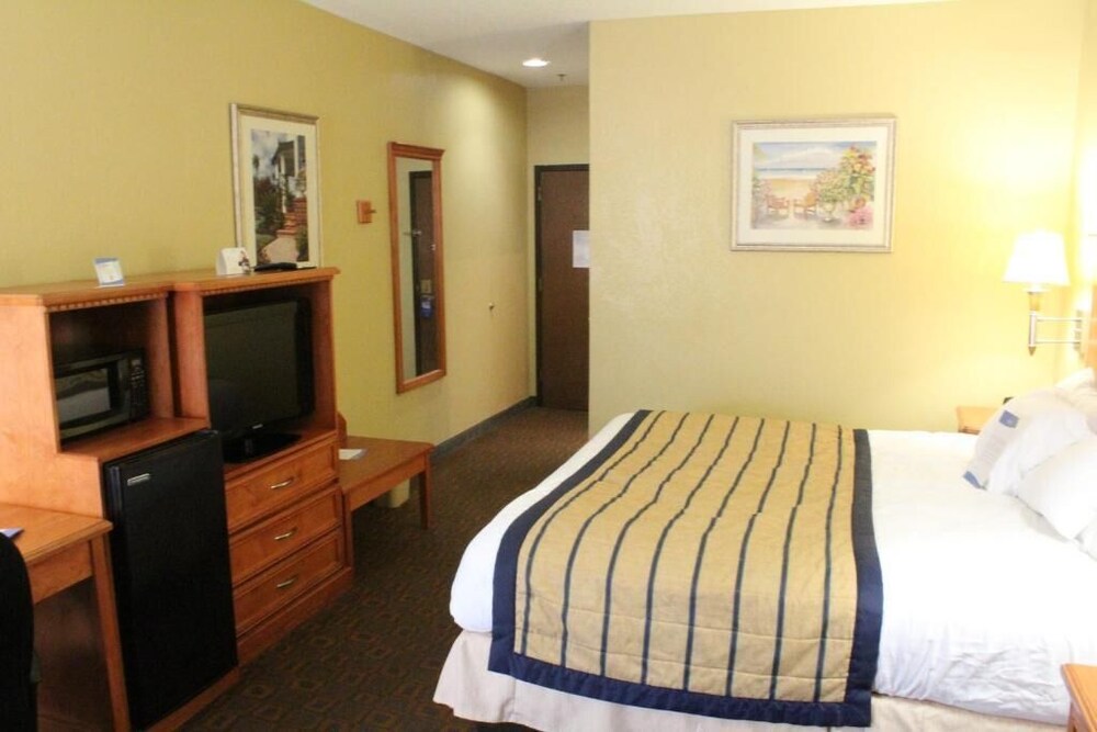 Coratel Inn & Suites By Jasper New Braunfels - Standard 1 King Bed  Non Smoking