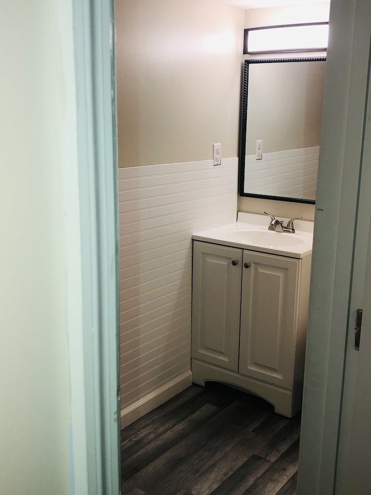 Comfortably sleeps 7, 3 bedroom 2 FULL bath newly updated home, with lower level