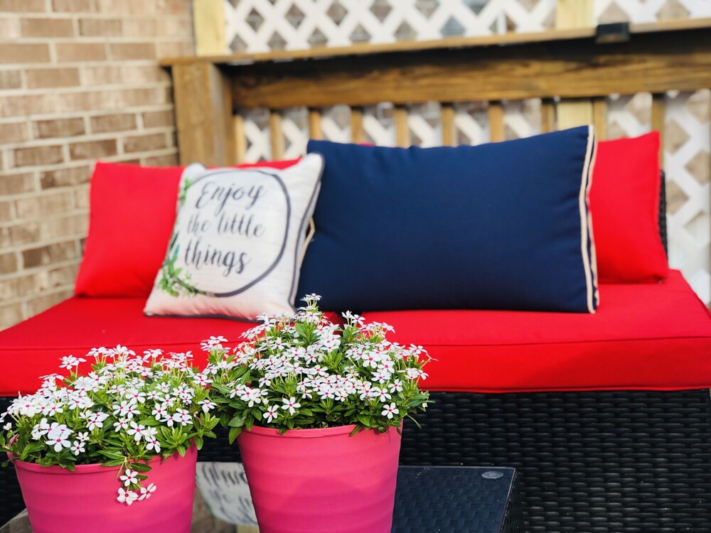 Comfortably sleeps 7, 3 bedroom 2 FULL bath newly updated home, with lower level