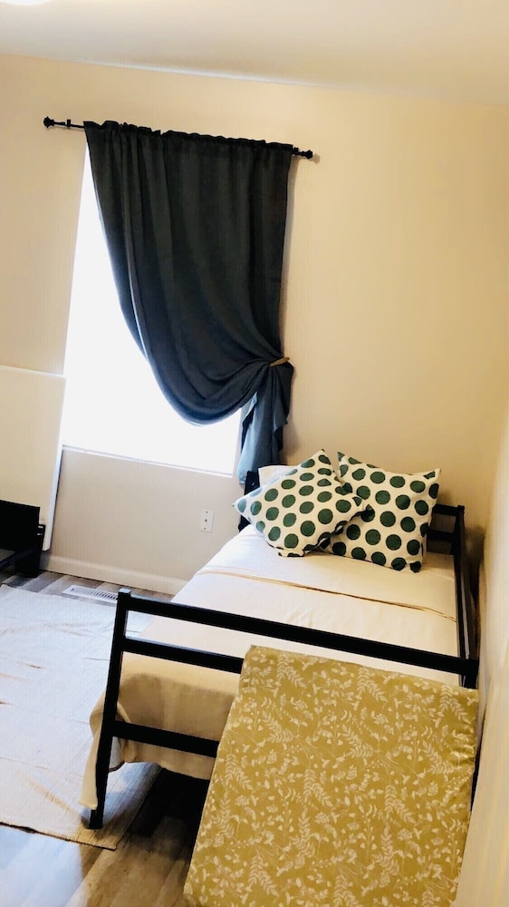 Comfortably sleeps 7, 3 bedroom 2 FULL bath newly updated home, with lower level