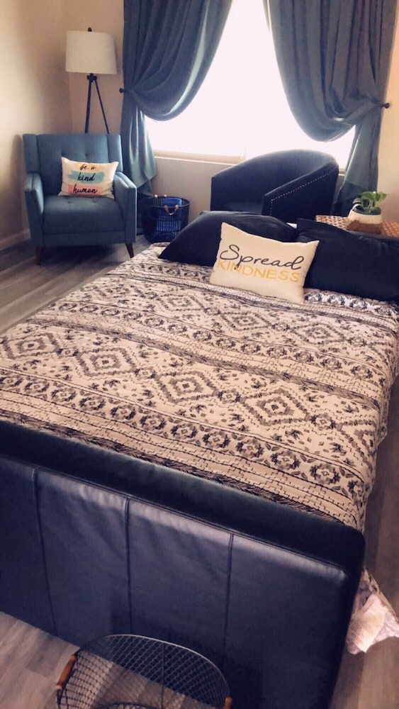 Comfortably sleeps 7, 3 bedroom 2 FULL bath newly updated home, with lower level