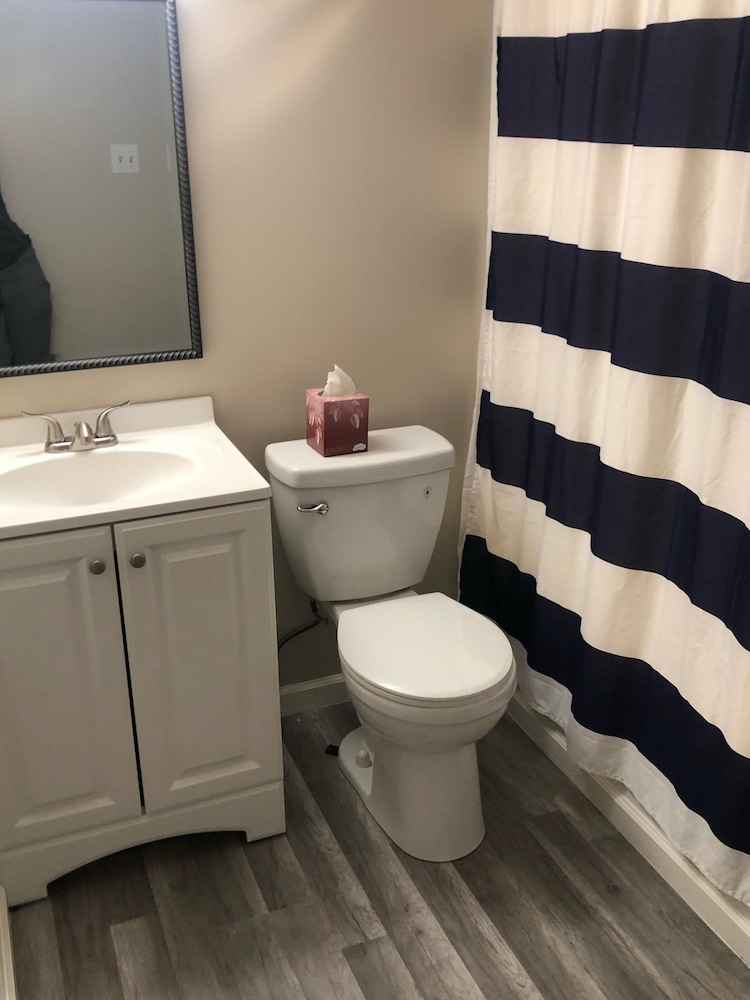 Comfortably sleeps 7, 3 bedroom 2 FULL bath newly updated home, with lower level