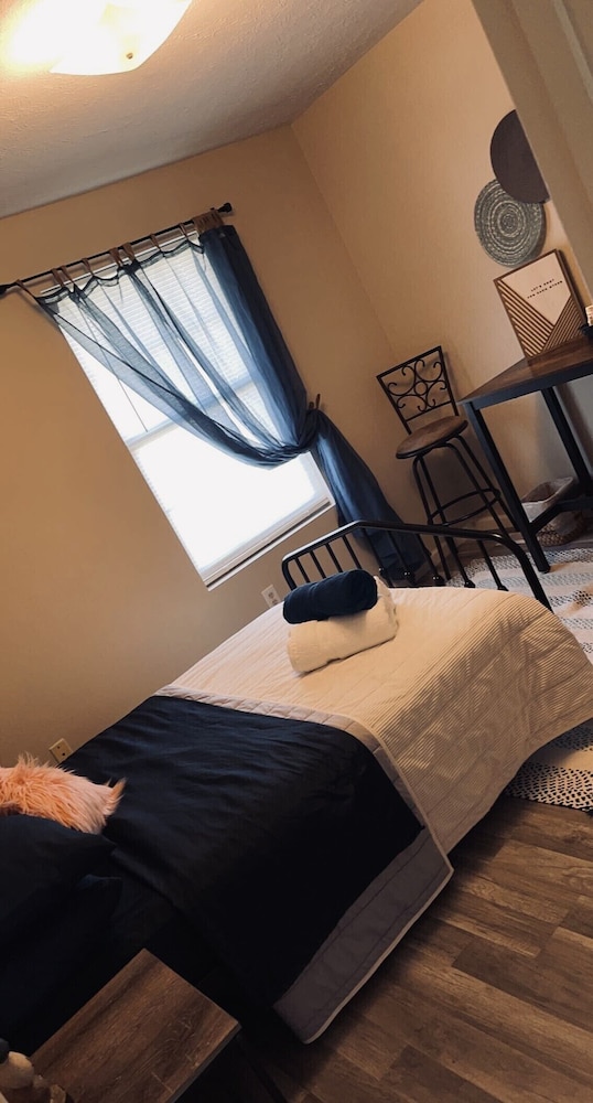 Comfortably sleeps 7, 3 bedroom 2 FULL bath newly updated home, with lower level