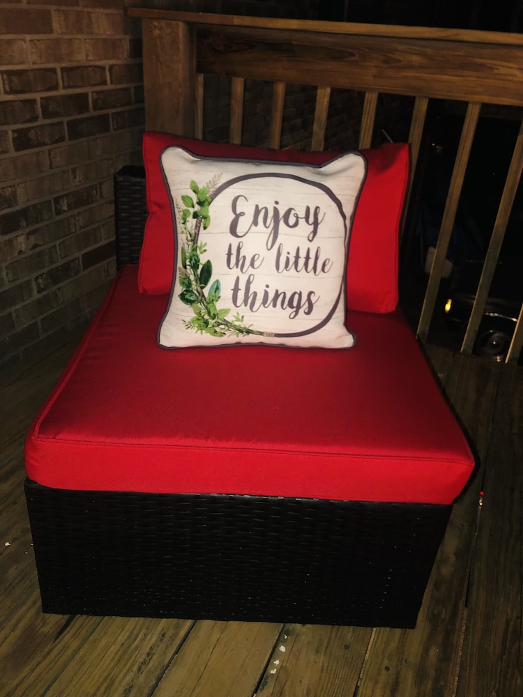 Comfortably sleeps 7, 3 bedroom 2 FULL bath newly updated home, with lower level