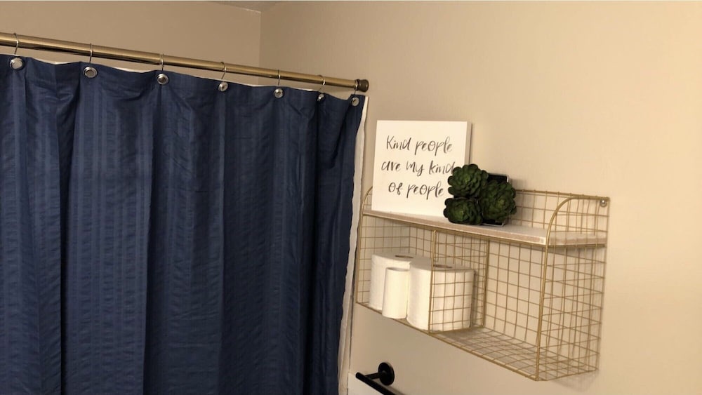 Comfortably sleeps 7, 3 bedroom 2 FULL bath newly updated home, with lower level