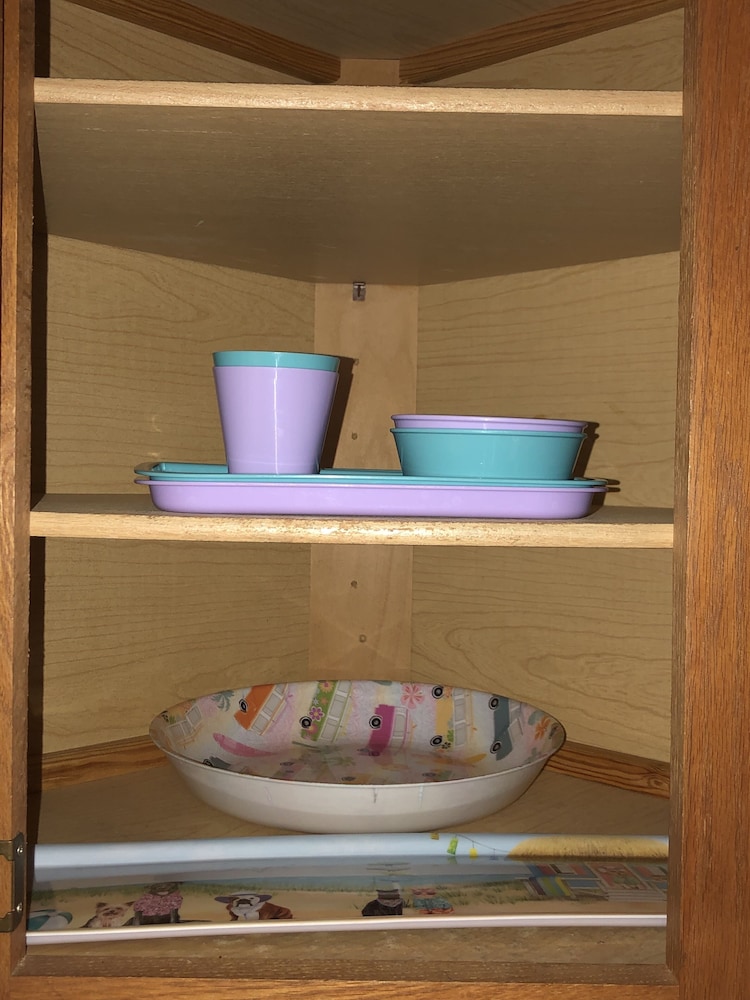 Comfortably sleeps 7, 3 bedroom 2 FULL bath newly updated home, with lower level