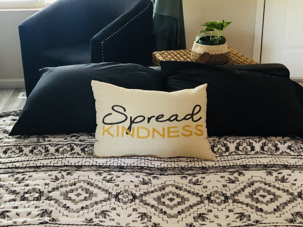 Comfortably sleeps 7, 3 bedroom 2 FULL bath newly updated home, with lower level