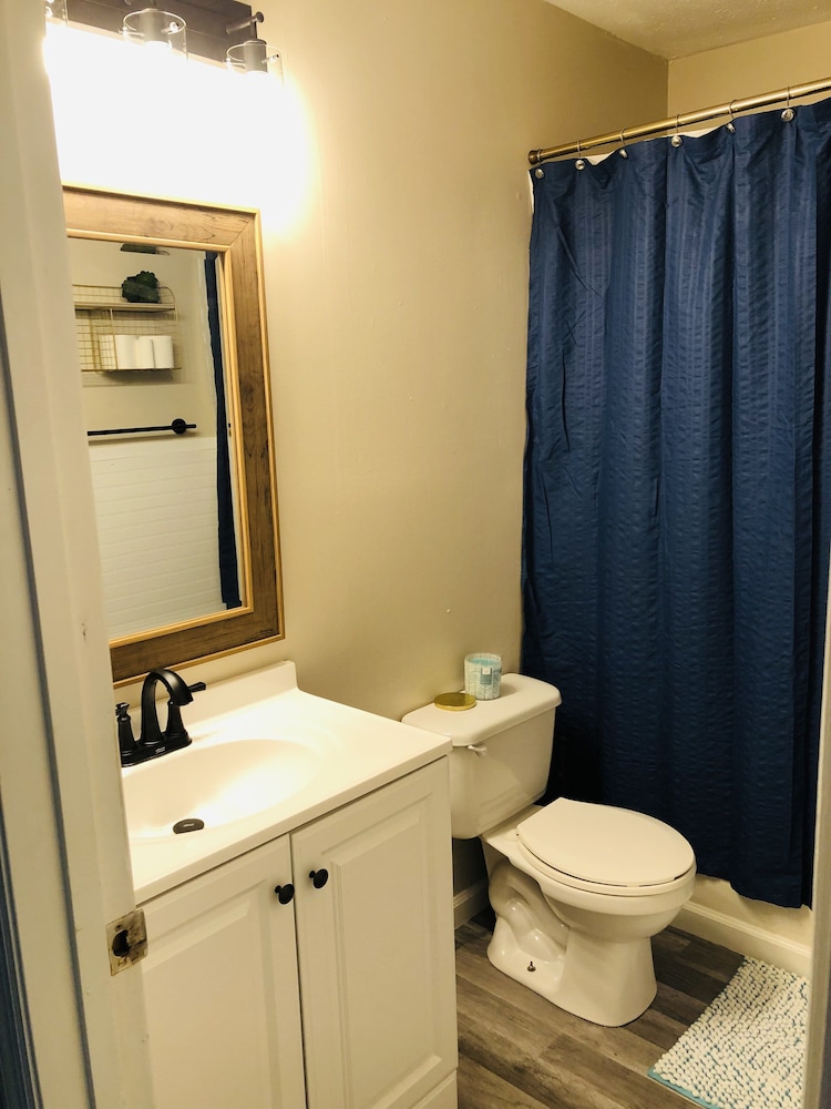 Comfortably sleeps 7, 3 bedroom 2 FULL bath newly updated home, with lower level