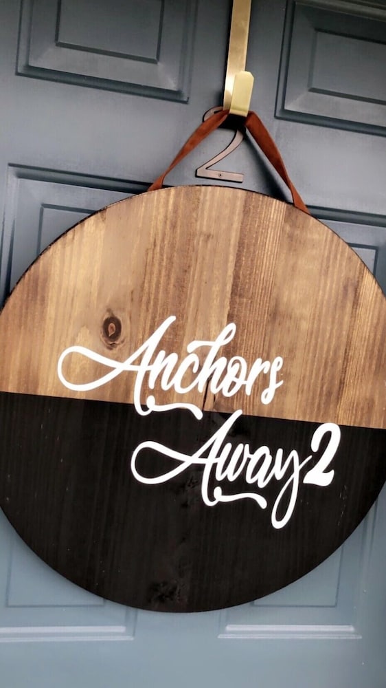 Comfortably sleeps 7, 3 bedroom 2 FULL bath newly updated home, with lower level