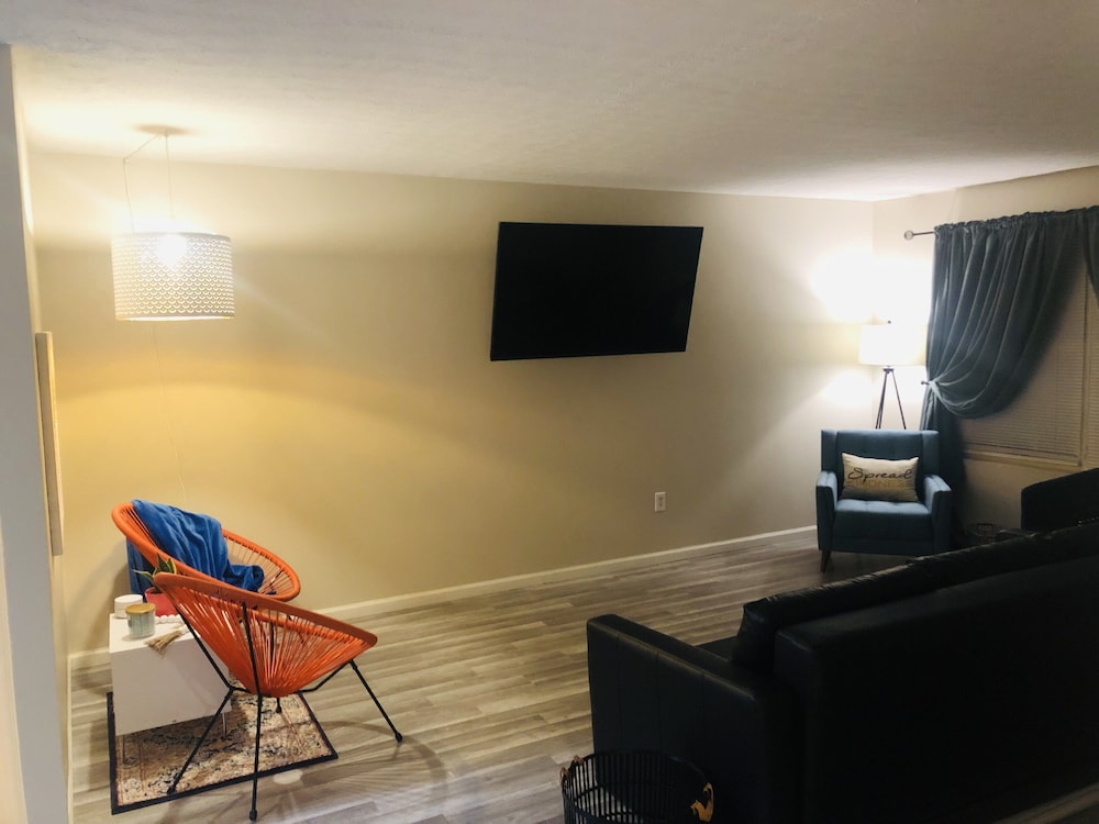 Comfortably sleeps 7, 3 bedroom 2 FULL bath newly updated home, with lower level