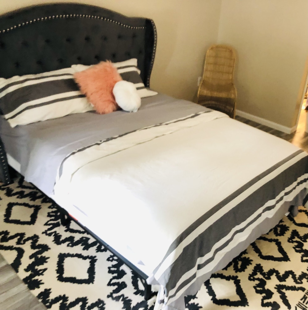 Comfortably sleeps 7, 3 bedroom 2 FULL bath newly updated home, with lower level