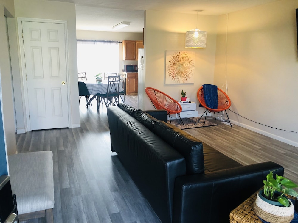 Comfortably sleeps 7, 3 bedroom 2 FULL bath newly updated home, with lower level