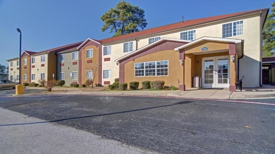 HomeTown Inn & Suites