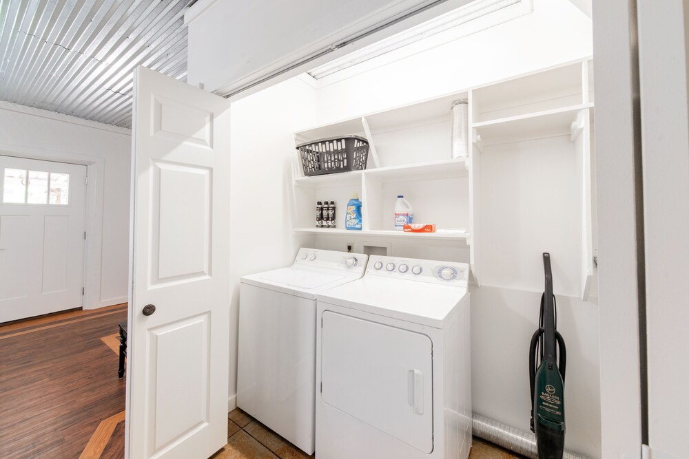 The perfect Lake Eufaula Cove location w/ golf to the