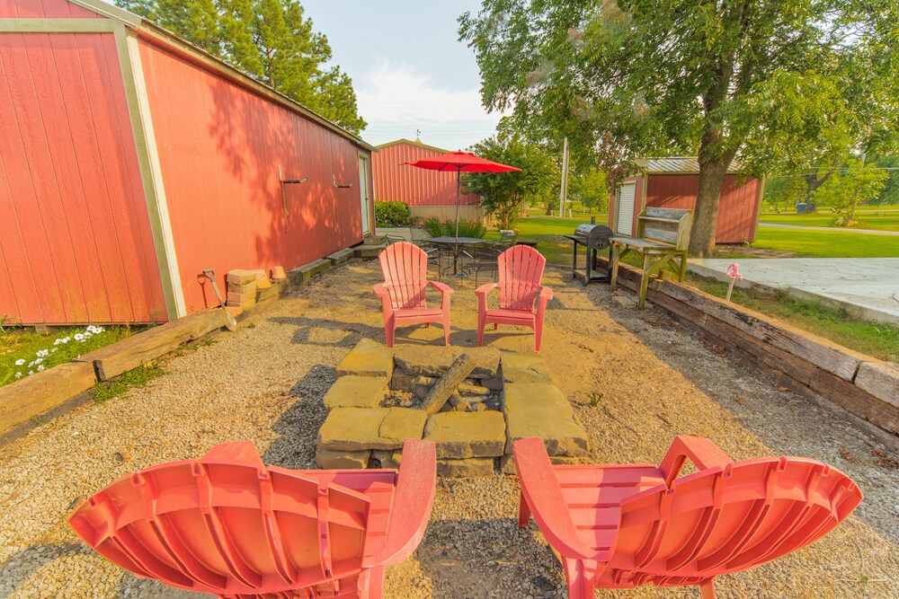 The perfect Lake Eufaula Cove location w/ golf to the