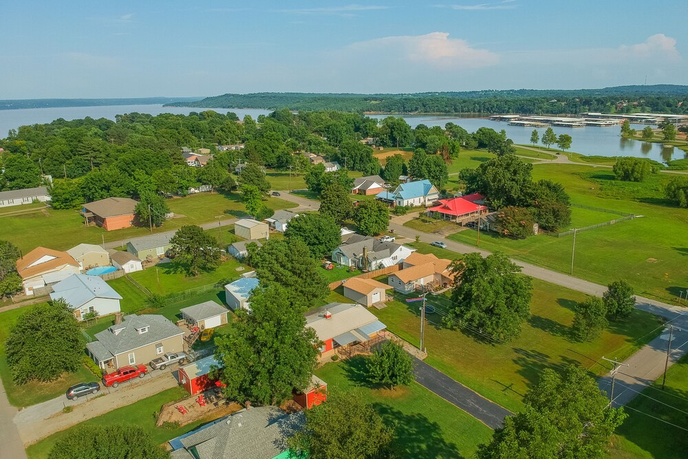 The perfect Lake Eufaula Cove location w/ golf to the