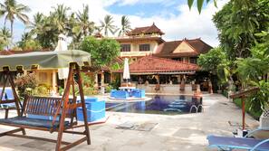 Kolam renang outdoor, dengan payung kolam renang dan kursi berjemur