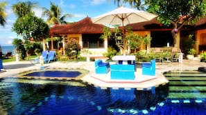 Kolam renang outdoor, dengan payung kolam renang dan kursi berjemur